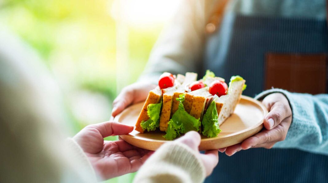 « Et voilà, livraison de club sandwichs comme demandé ! » « Alors en fait j’avais écrit « club deals » sur la commande… » « Ah… du coup, je renvoie ? » « Nan ça ira, j’avais un petit creux de toute façon. »
