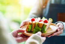 « Et voilà, livraison de club sandwichs comme demandé ! » « Alors en fait j’avais écrit « club deals » sur la commande… » « Ah… du coup, je renvoie ? » « Nan ça ira, j’avais un petit creux de toute façon. »