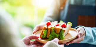 « Et voilà, livraison de club sandwichs comme demandé ! » « Alors en fait j’avais écrit « club deals » sur la commande… » « Ah… du coup, je renvoie ? » « Nan ça ira, j’avais un petit creux de toute façon. »