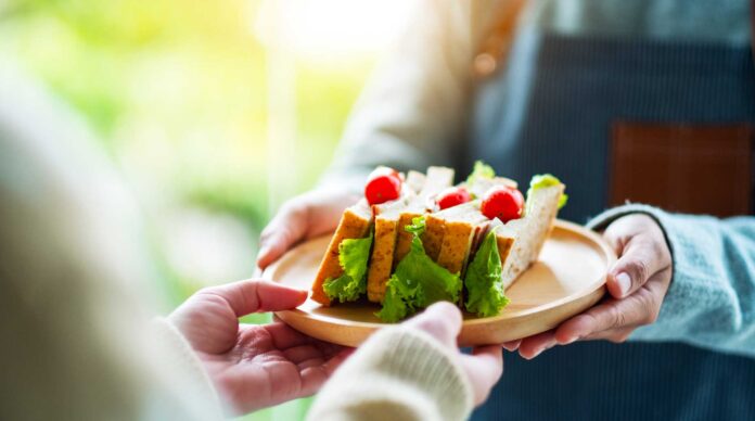 « Et voilà, livraison de club sandwichs comme demandé ! » « Alors en fait j’avais écrit « club deals » sur la commande… » « Ah… du coup, je renvoie ? » « Nan ça ira, j’avais un petit creux de toute façon. »
